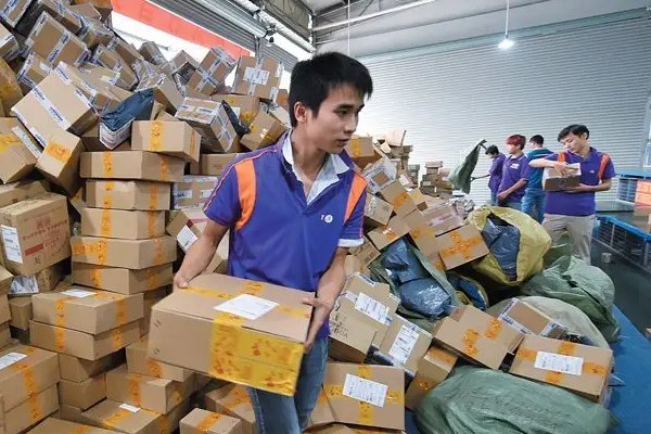 女子拒签快递被快递员私自代签！快递员这一行为合法吗？