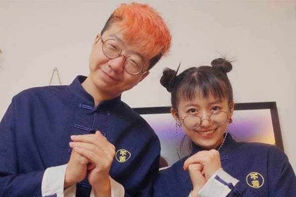 黑尾酱放弃蓝发又改染奶奶灰，背影弯腰驼背，李诞终于贴心托行李了吗？