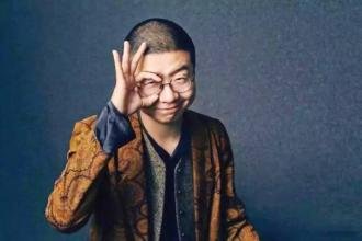 李诞和美女现身街头，摸脸牵手亲密互动，是否在默认婚变传闻？