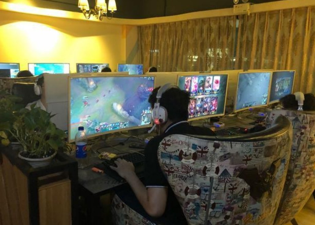 青岛一男子偷偷去网吧被老婆抓包，当时有何反应？