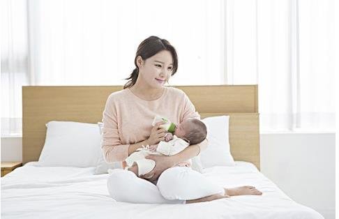 宝宝出生7天了，月嫂每天抱在怀里睡，这样对孩子发育好吗？