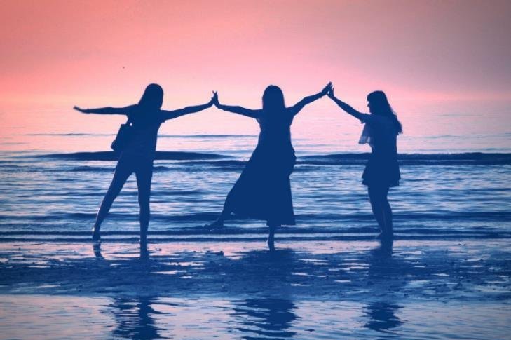 三个人的友谊一定会有一个人是多余的吗？