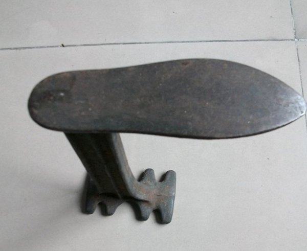 新买的高跟鞋皮质很硬，怎样可以让皮软些？