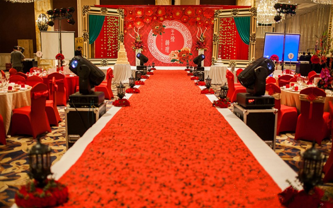 一对新人结婚，红毯从新郎家直接铺到新娘家，你觉得创意如何？