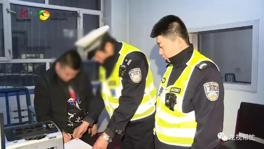 保安被醉酒男子锁喉！三名路人上前制止，该男子将会受到哪些处罚？