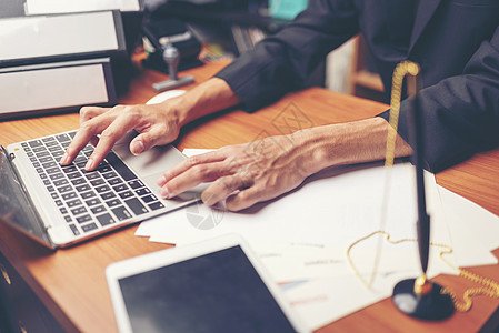 《星辰大海》中，文馨被恒之开除，是什么原因造成的？