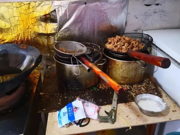 两只狗在操作台上品尝顾客的外卖，商家却在继续装餐，这种情况很常见吗？