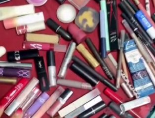 山东一妈妈收拾女儿的化妆品，密密麻麻摆一床，妈妈当时的心情如何？