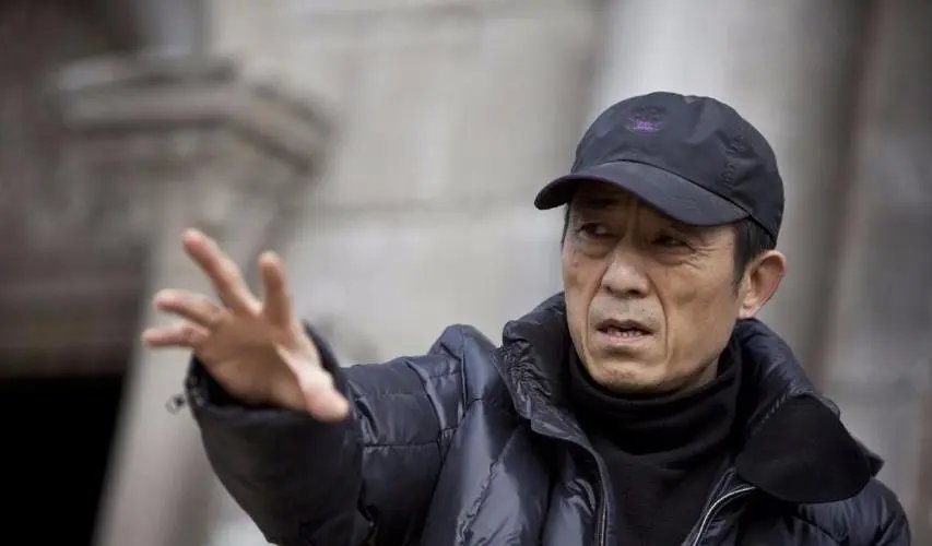 张艺谋拆冰墩墩盲盒，特意藏自己办公室里，他对冰墩墩有多宠爱？