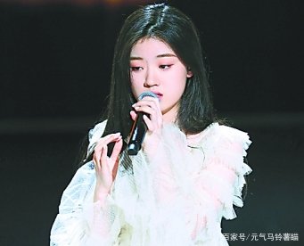 被李健劝告要踏实学习的单依纯在被淘汰后，为什么会被“绿茶”字样包围？