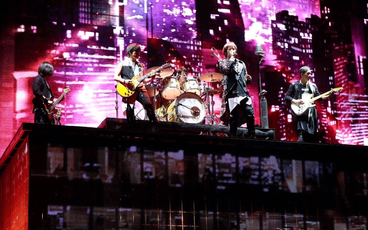 歌词“抱紧我，吻我，哦~爱、别走”出自哪首歌？