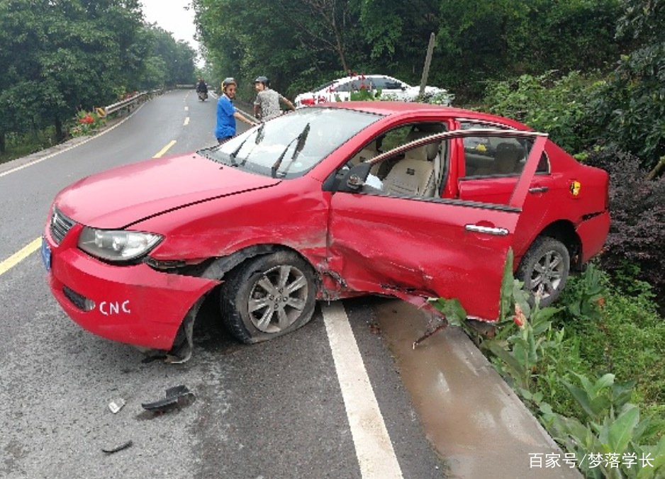 安徽一轿车高速上爆胎，一家六口当场丧命，此事给予了我们什么警示？