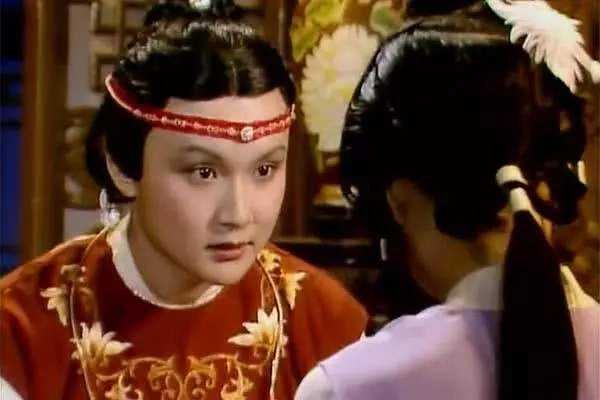 红楼梦中王熙凤和贾宝玉是什么关系？