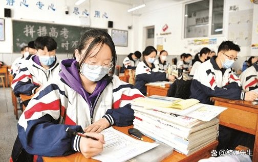 高考开始后，家长在校门口陪考对孩子有什么帮助？