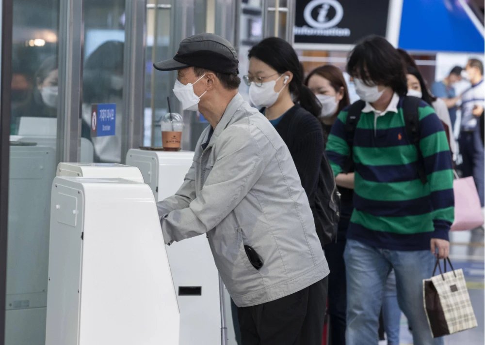 武汉一男子乘地铁不戴口罩被殴打，在你看来，此事究竟是谁之过？