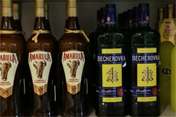 了不起的盖茨比中，盖茨比到底是如何发家致富的？