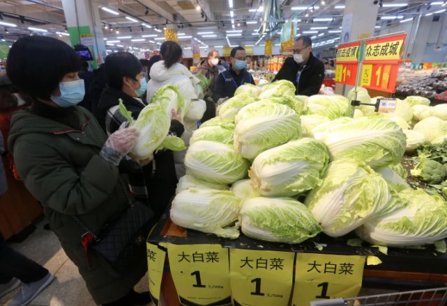 成都沃尔玛天价白菜系孩子恶搞：两个标签被重叠张贴！如何避免这样的误会？