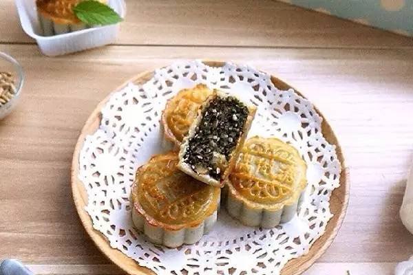 云南一男子买到9天后生产的月饼，厂家对此有何回应？