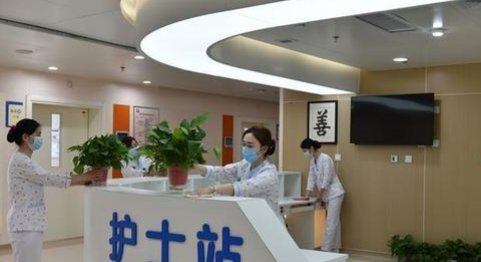 青岛一垃圾桶上，惊现一名女婴，背后究竟有什么难以启齿的艰难？