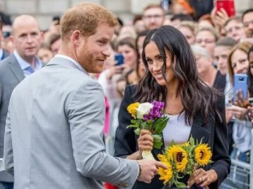 哈里王子卖掉珍藏品还债，脱离皇室为自由，他会后悔吗？