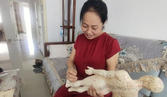 潍坊54岁妈妈考入女儿母校，变身“学妹”，背后有着怎样的励志故事？