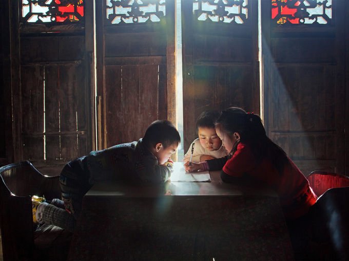 熊孩子砸车刻上老爸手机号只因老爸外出务工，如何照顾好留守孩子？