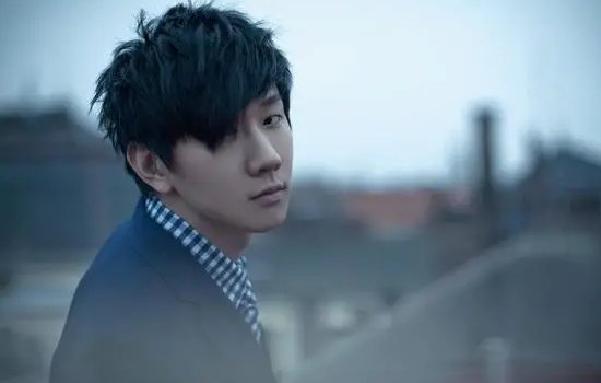 关于林俊杰确诊新冠一事，其经纪公司是如何回应的？