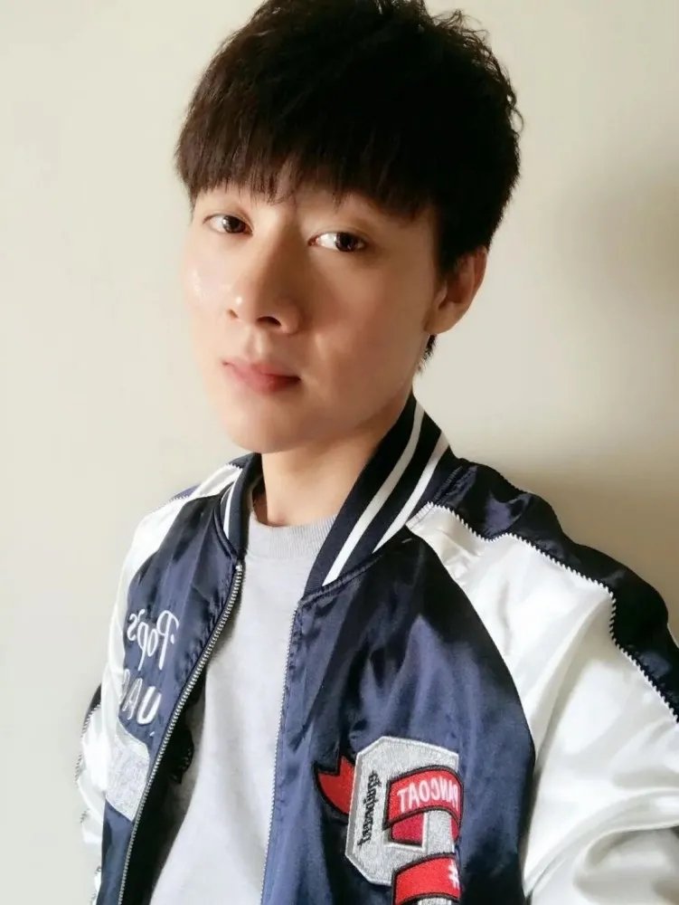 青年导演蒋春亮去世，陈嘉上发文悼念，他们之间的关系如何？