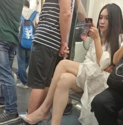 女子地铁上被男子多次触碰，持续三分多钟，女子默默忍受，你怎么看？