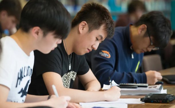 中学校长连续十年参加高考，高考年龄有限制吗？