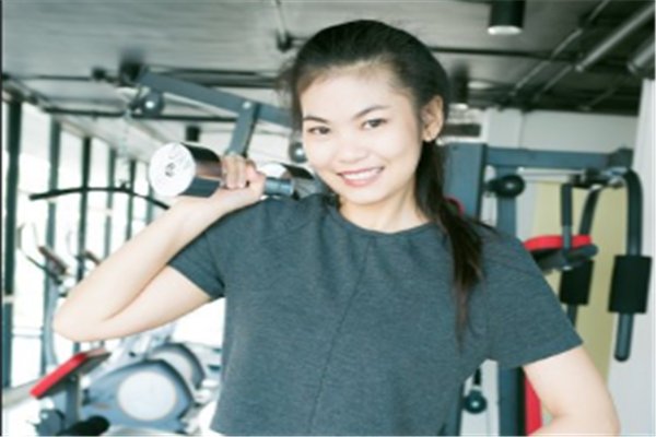 7岁女孩竟然举重80公斤杠铃，会对身体有影响吗？