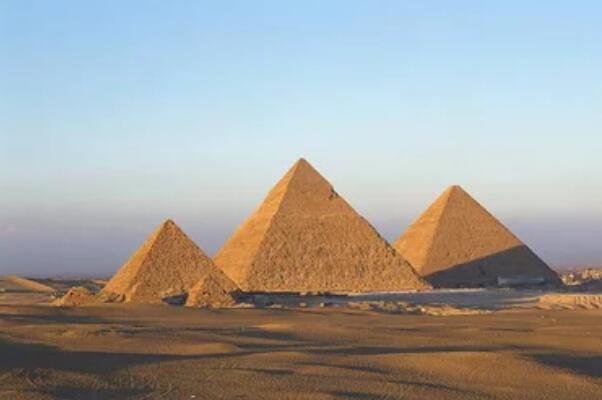 古代埃及的法老们为什么要修建巨大的金字塔做坟墓呢？