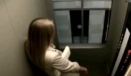 在电梯里遇到坏人的情况下，该如何自救？