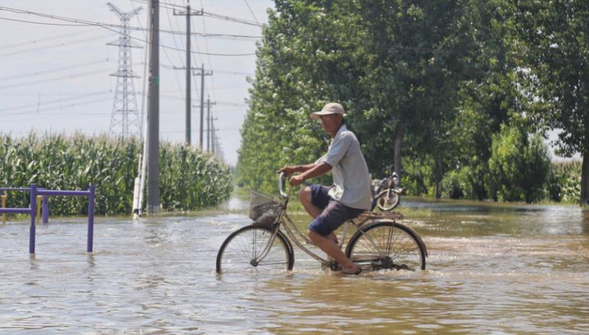 卫辉一大爷哽咽说自己家没了，听到他的这句话你作何感受？
