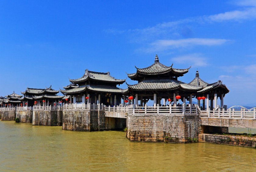 湖中倒影水纵横打广东一地名是什么？