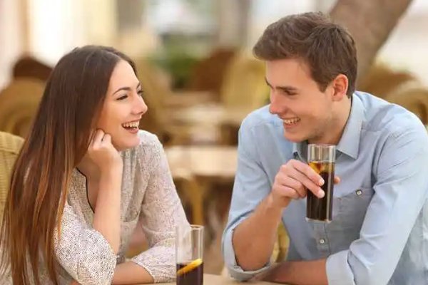 相亲时发现对方有两个考虑对象怎么办？