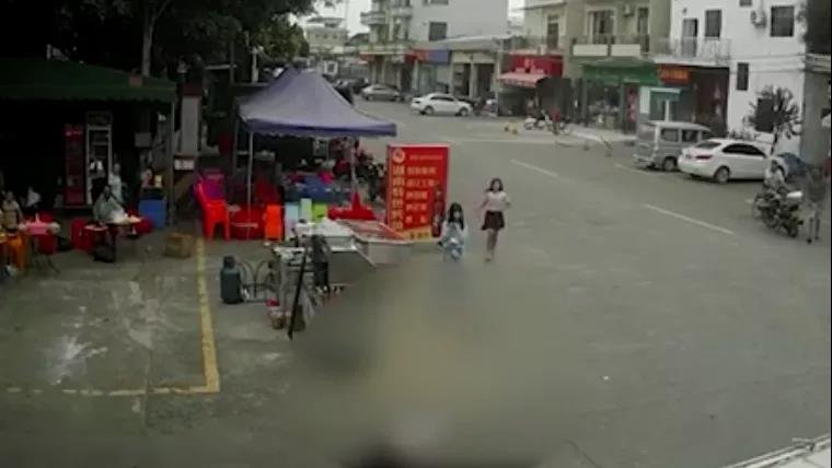 牵狗女孩想向死者家属道歉，她想说些什么？