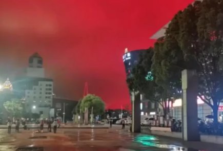 福州街头突现漫天红光，这种现象是如何形成的？