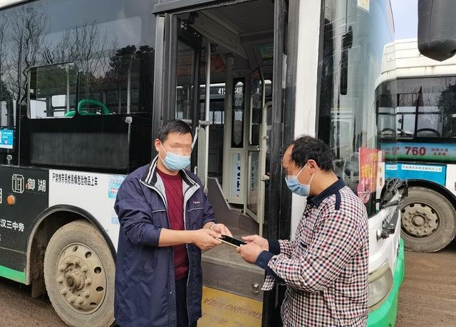 湖北一女子坐公交丢包，物品价值百万，她为何如此不长心？