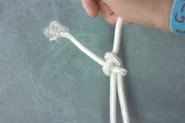 如何用一条绳子打死结？