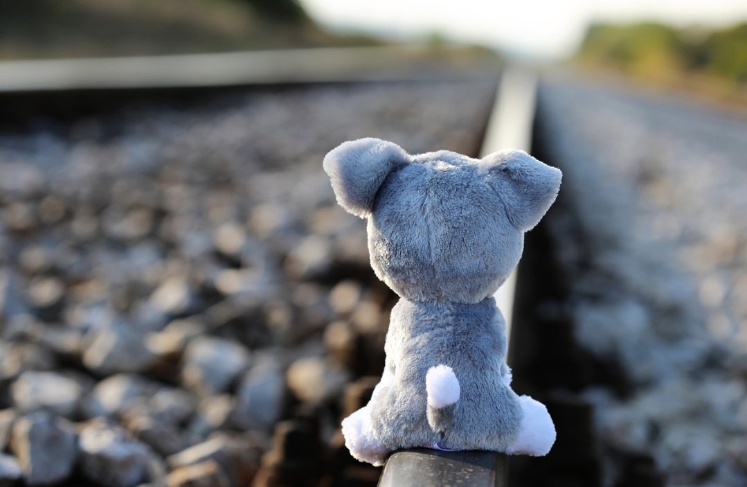 男生碰到女生的肩膀是什么意思？