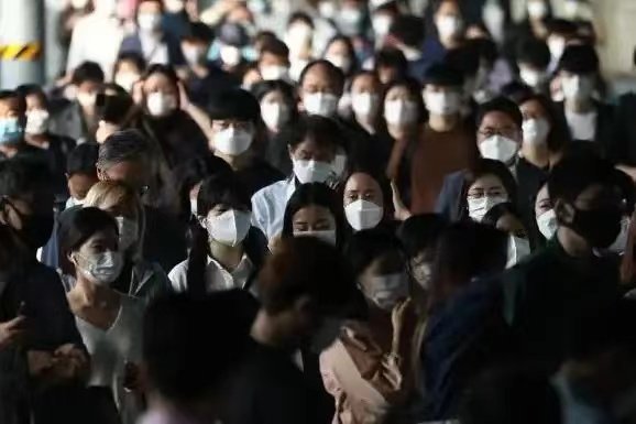 超千万人极端通勤：有人单程3小时，这些上班族到底在经历什么？