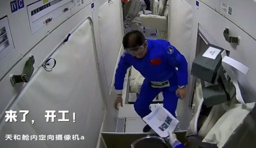 实拍航天员“装修”空间站卫生间，过程中发生了什么趣事？