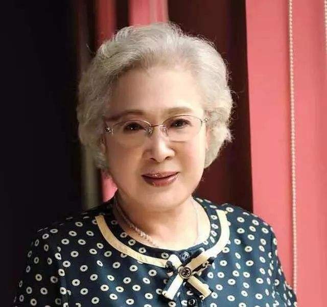 丈夫出轨亲妹妹，遭儿子打骂，女儿和她活成陌生人，秦怡人生为何那么悲惨？