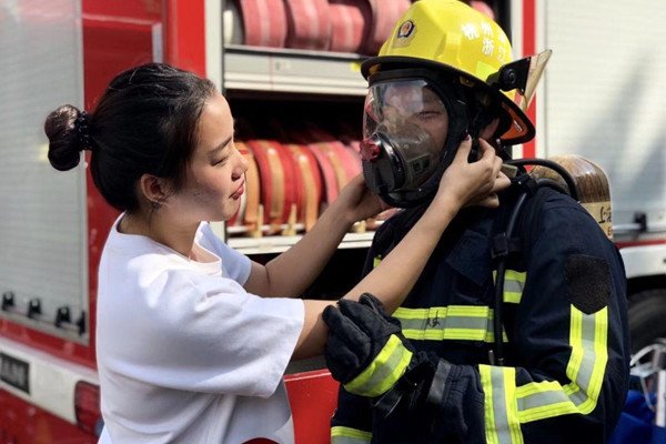 消防员出警遇外国人在线求助女友引发热议，网友对此有何评价？
