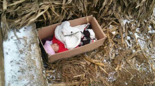 青岛一垃圾桶上，惊现一名女婴，背后究竟有什么难以启齿的艰难？