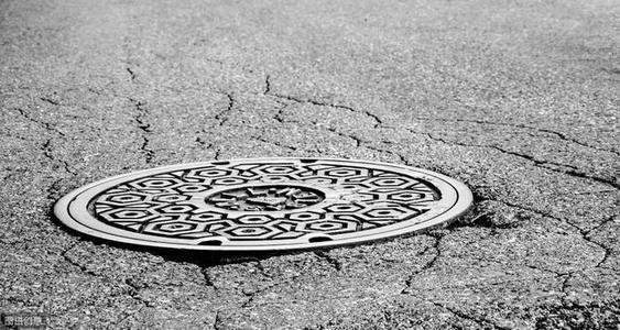 沙雕！张继科不信邪去踩井盖两次掉下去，你有过踩井盖的经历吗？