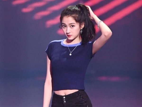 24岁关晓彤晒近照庆生，圈内都有哪些好友送去了祝福？