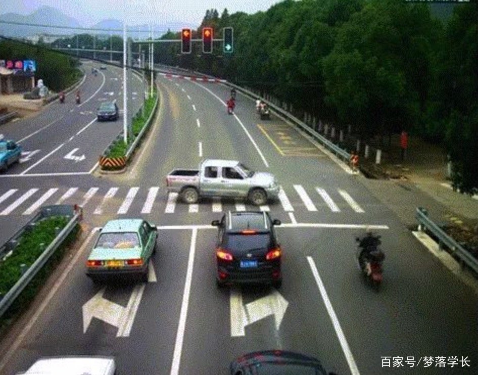 安徽一轿车高速上爆胎，一家六口当场丧命，此事给予了我们什么警示？