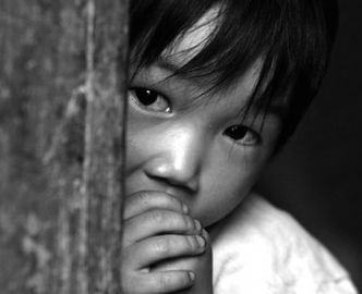 熊孩子砸车刻上老爸手机号只因老爸外出务工，如何照顾好留守孩子？